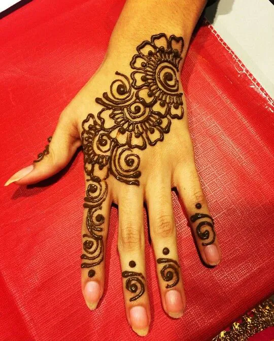 Arabic Simple Mehndi Designs for Kids with Geometric Patterns