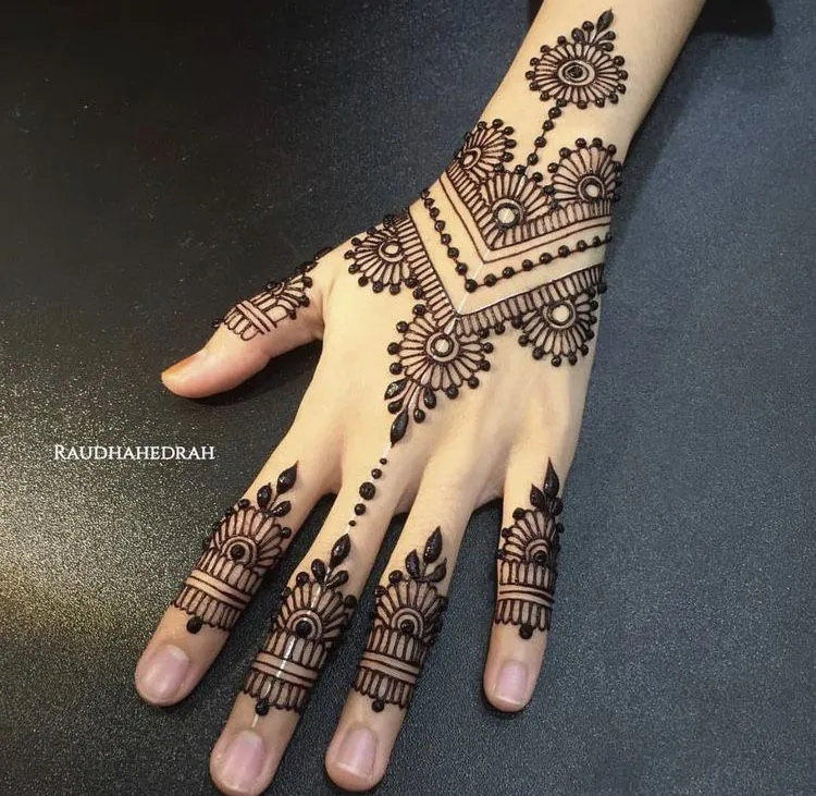 Simple Mehndi Designs for Kids with a Fun and Creative Touch