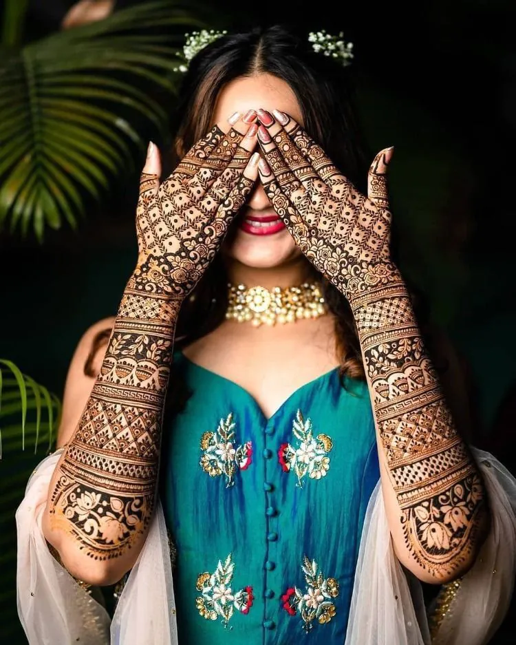 Stylish Dulhan Back Full Hand Bridal Mehndi Designs