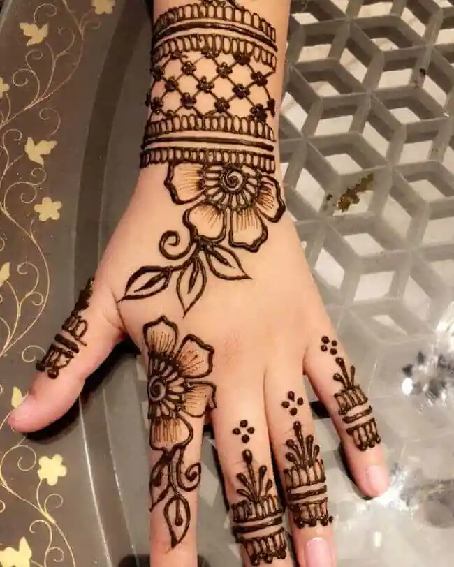 Simple Mehndi Designs for Kids with an Easy Arabic Touch